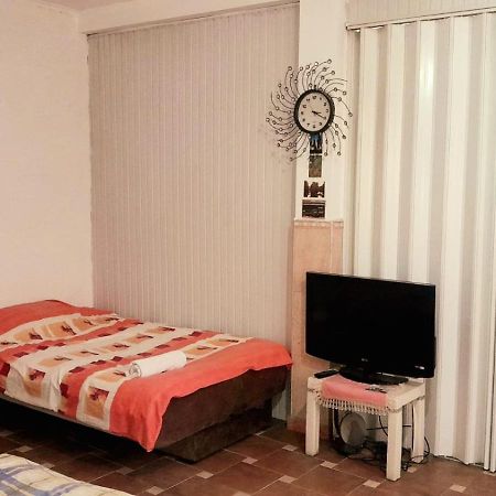 Adem'S Cozy Terrace Retreat Panzió Szkopje Kültér fotó